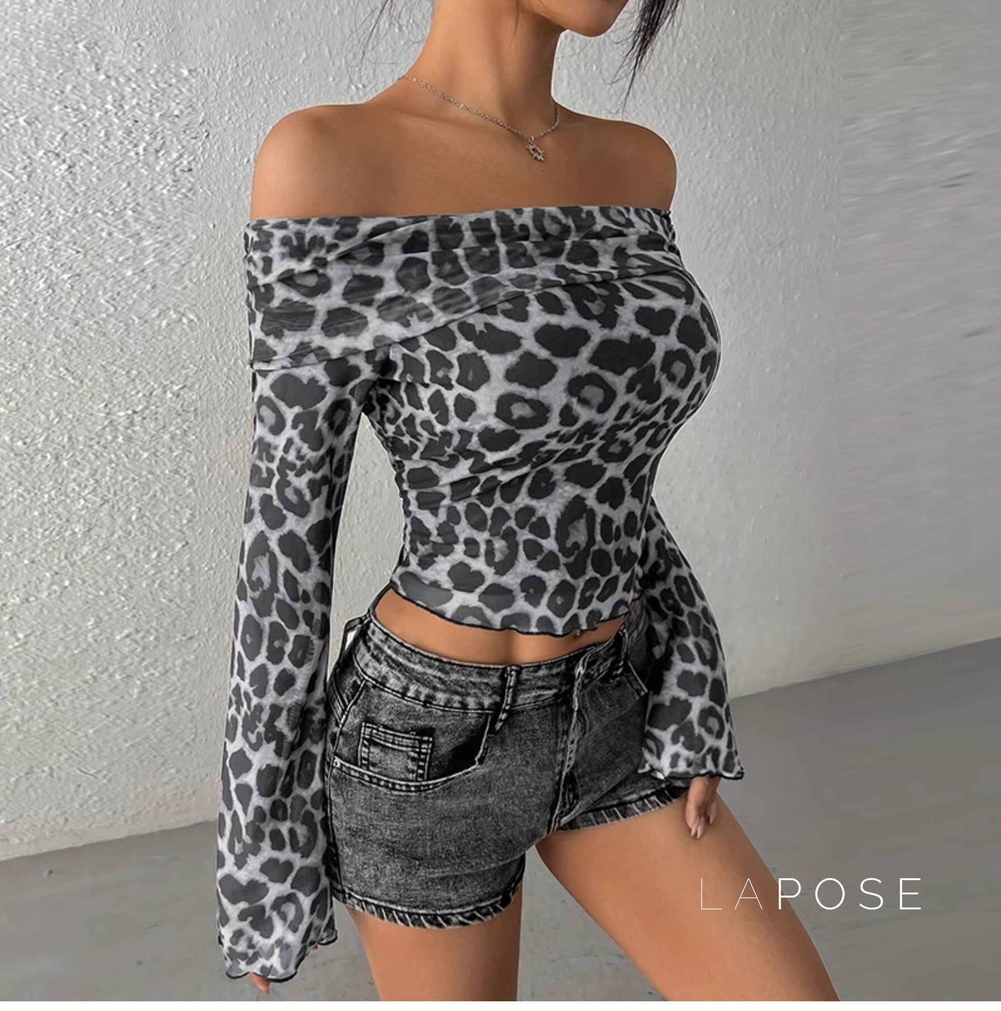 Cambree Leopard Mesh Off-Shoulder Top [TZNI03N0]