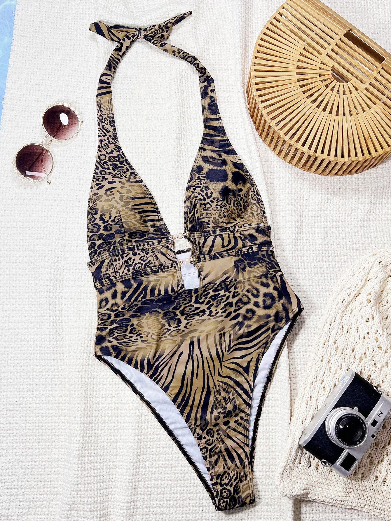 Contrast Cut-Out One-Piece Swimsuit [EEPDAA4U]
