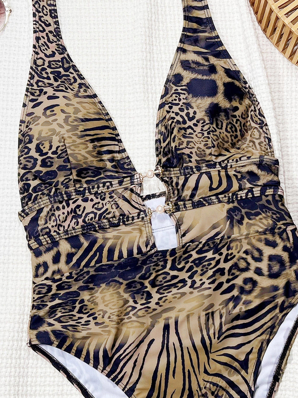 Contrast Cut-Out One-Piece Swimsuit [85J9KZDK]