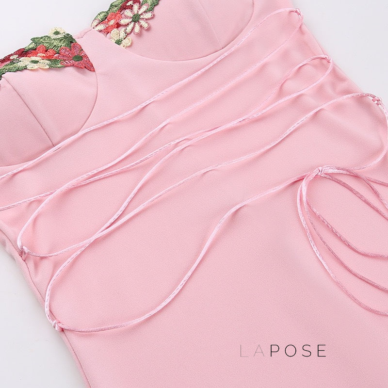 Corrine Floral Embroidered Maxi Dress [NAZFBXVL]
