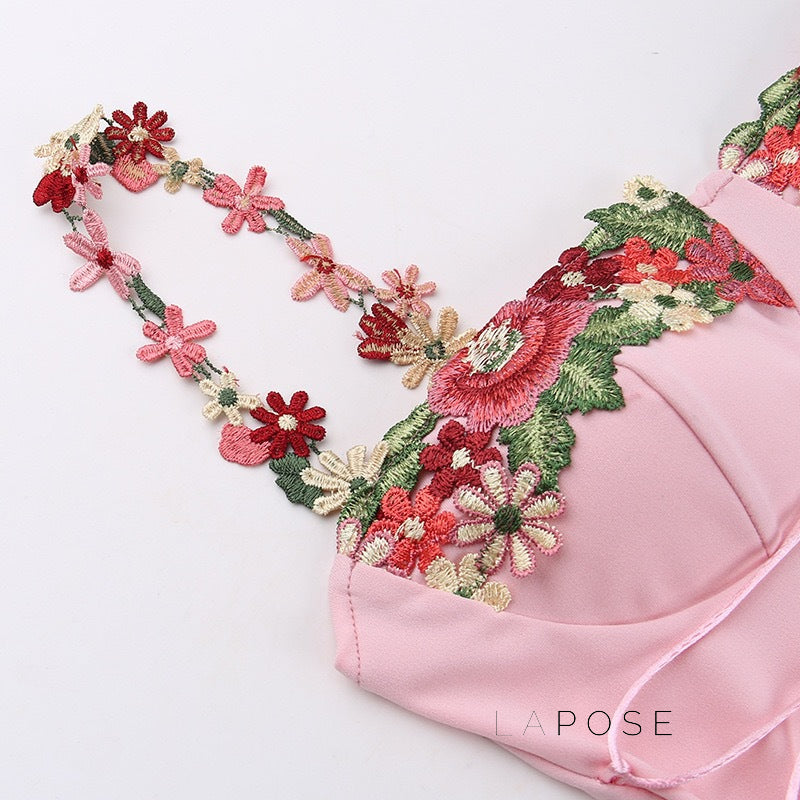 Corrine Floral Embroidered Maxi Dress [Q9HWBB90]