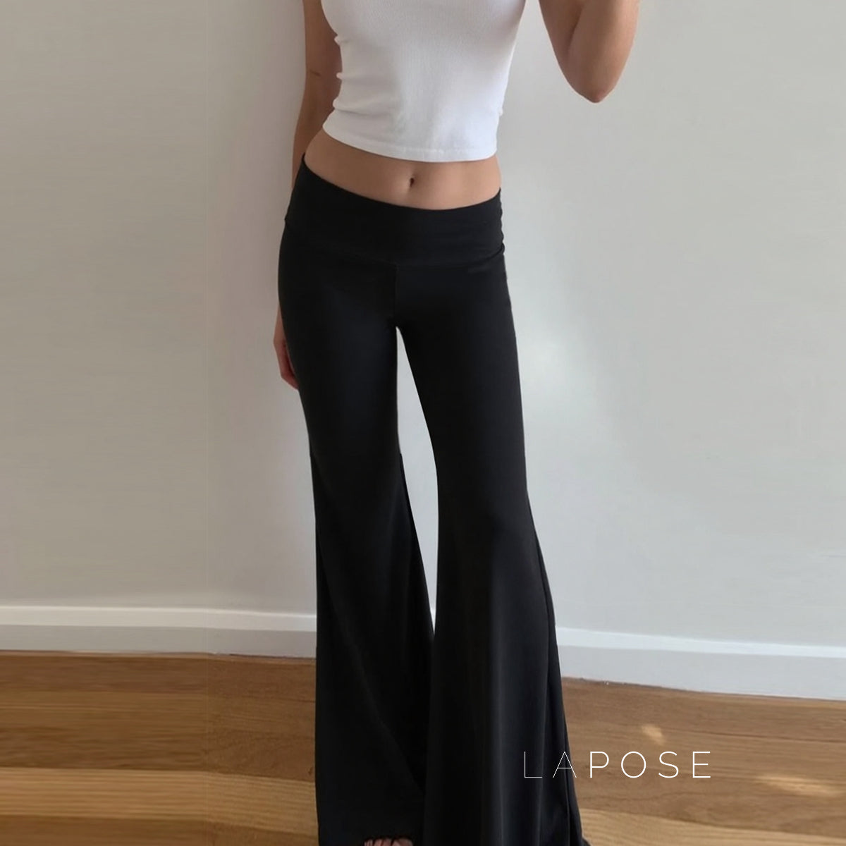 Delylah Low-Rise Wavy Flared Pants [KE4Q542N]