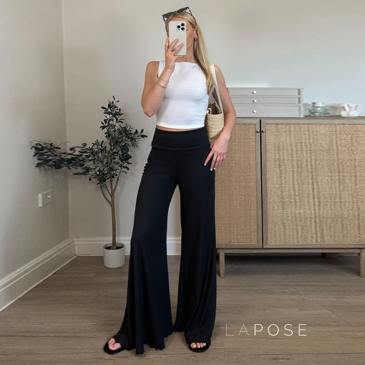 Delylah Low-Rise Wavy Flared Pants [ZCC3HMED]