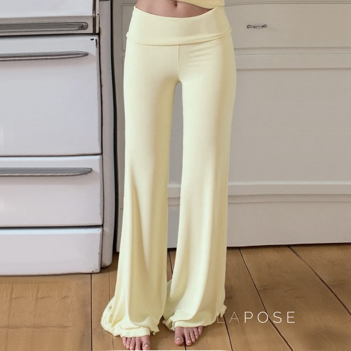 Delylah Low-Rise Wavy Flared Pants [BTHZHFKI]