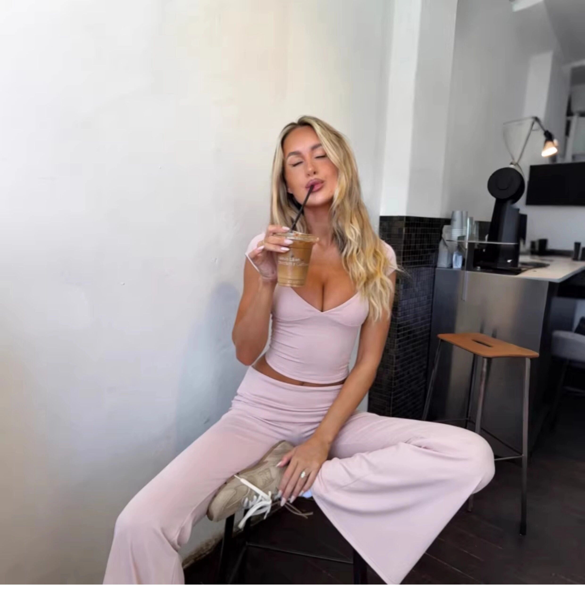 V-Neck Top & Flared Pants Set [N4I2V3KU]